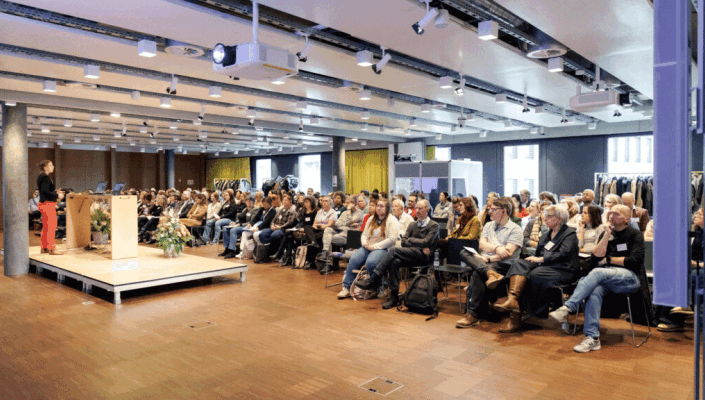 Public présent au colloque sur les compétences de base