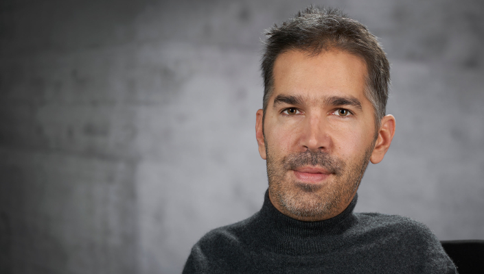 Portraitfoto von Julian Heeb