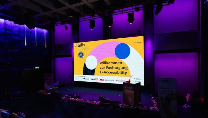 Auditorium mit Willkommen Slide