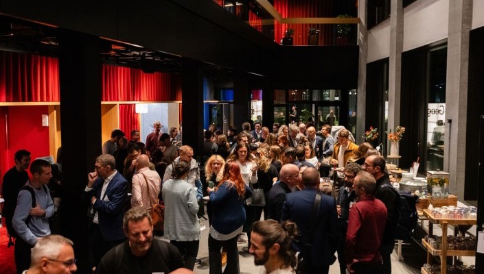 Teihlnehmmende beim Apero